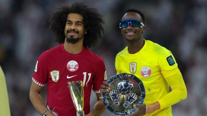 Akram Afif (kiri) meraih gelar pemain terbaik dan pencetak gol terbanyak Piala Asia 2023