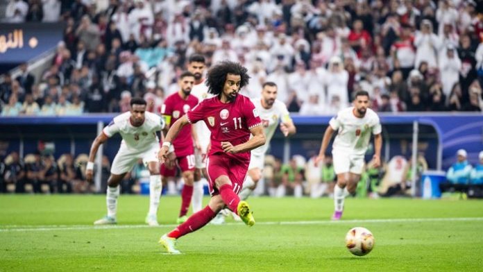 Akram Afif mencetak gol pertama Qatar lewat tendangan penalti.