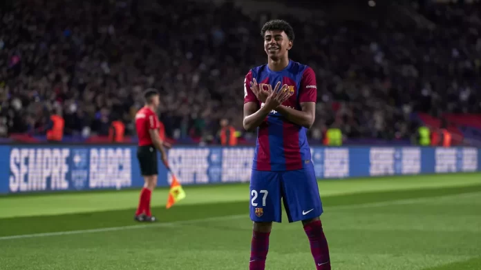 Lamine Yamal dari FC Barcelona merayakan setelah mencetak gol pertama timnya selama pertandingan LaLiga EA Sports antara FC Barcelona dan Granada CF di Estadi Olimpic Lluis Companys