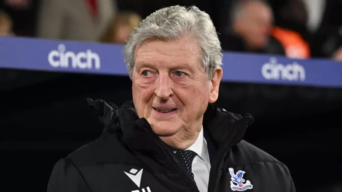 LONDON, Inggris - 12 FEBRUARI: Pelatih kepala Crystal Palace Roy Hodgson menyaksikan pertandingan Liga Premier antara Crystal Palace dan Chelsea Football Club di Selhurst Park pada 12 Februari 2024 di London, Inggris.