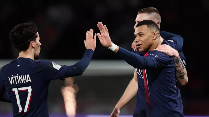 Striker Prancis #07 Kylian Mbappe dari Paris Saint-Germain merayakan gol pertamanya untuk Paris Saint-Germain dengan gelandang Portugal #17 Vitinha dari Paris Saint-Germain setelah bermain di divisi pertama Prancis Mencetak gol kedua tim dalam pertandingan sepak bola.